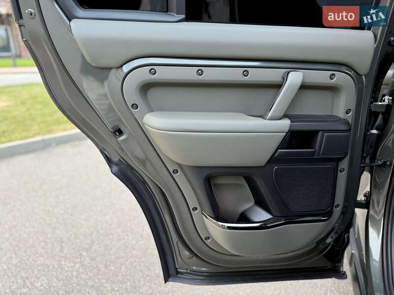 Land Rover Defender 2025