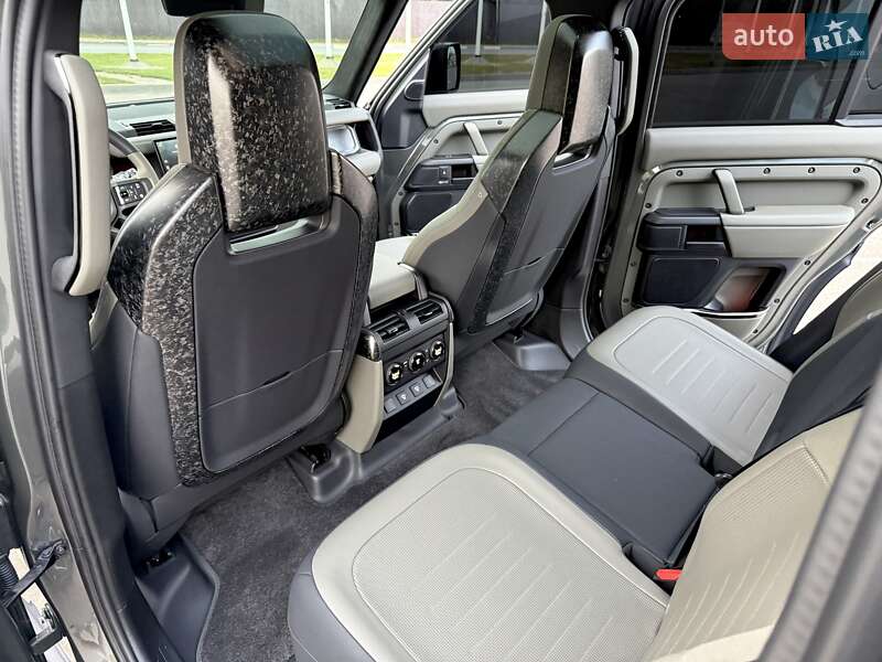 Land Rover Defender 2025