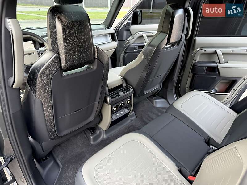 Land Rover Defender 2025