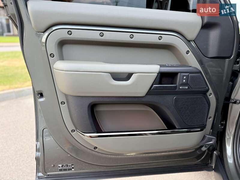 Land Rover Defender 2025