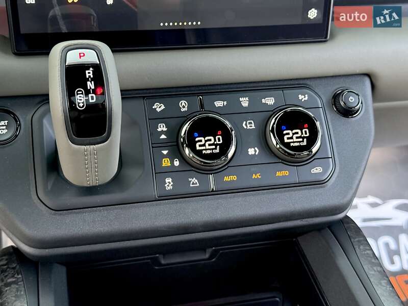 Land Rover Defender 2025