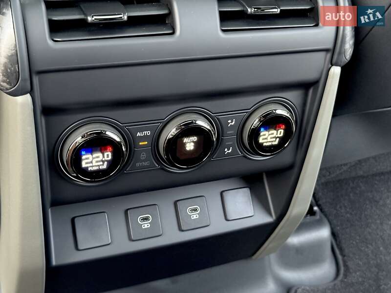 Land Rover Defender 2025