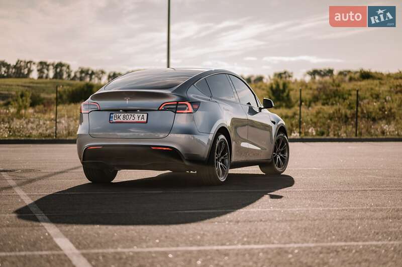 Tesla Model Y 2024
