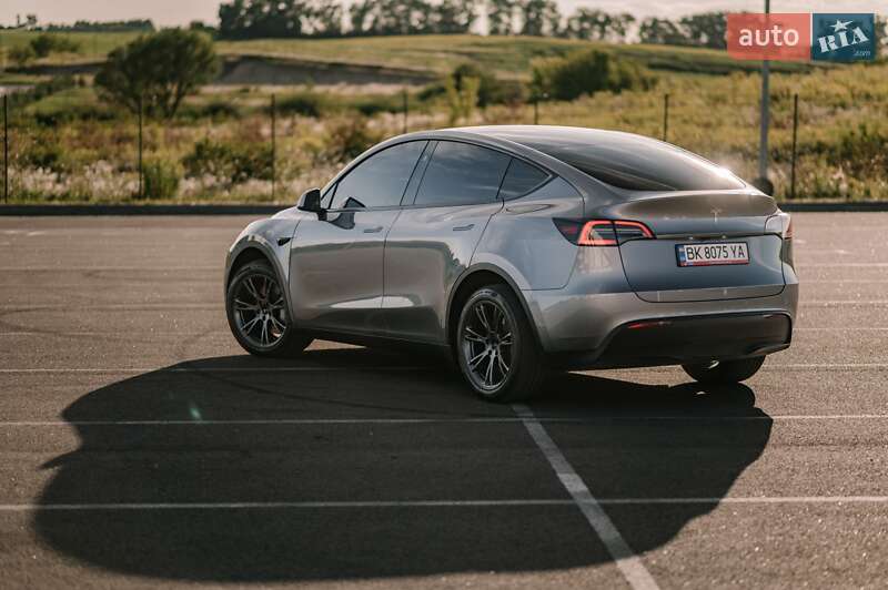 Tesla Model Y 2024