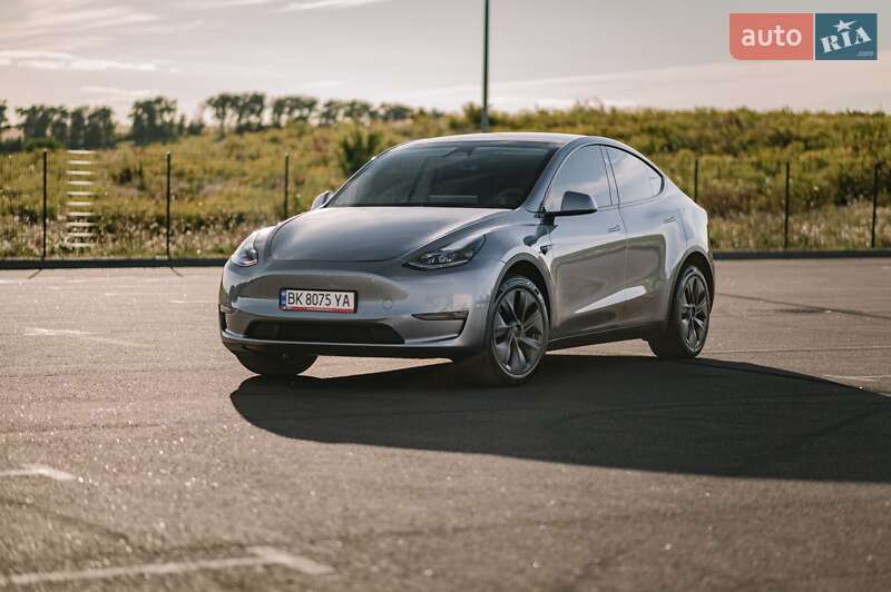 Tesla Model Y 2024