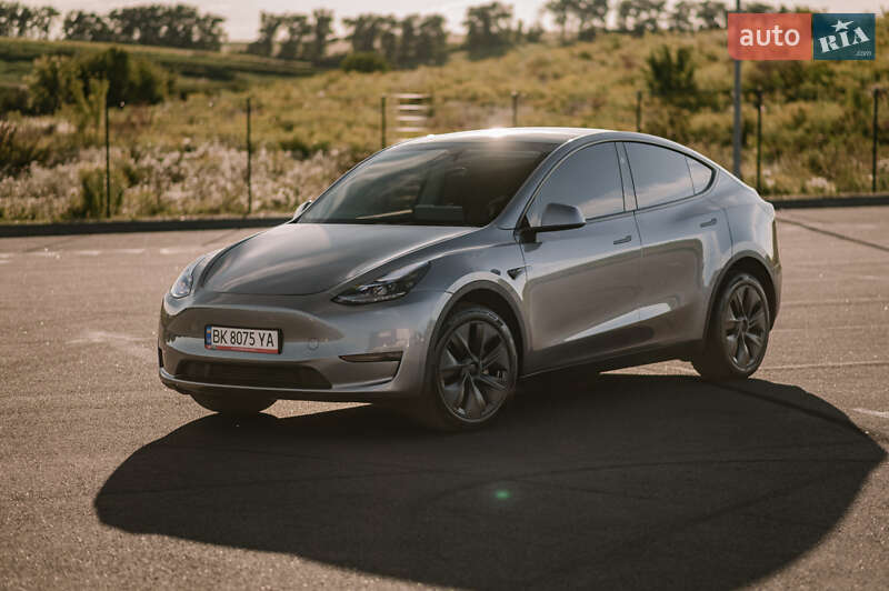 Tesla Model Y 2024