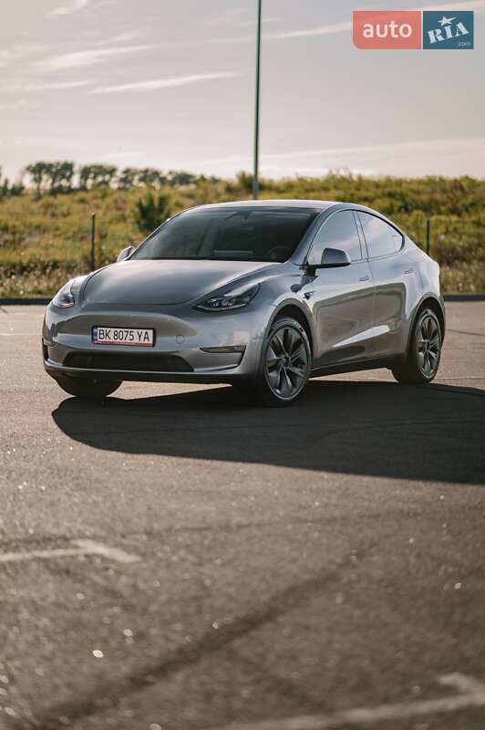Tesla Model Y 2024