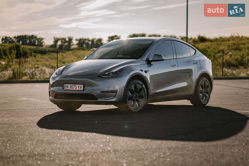 Tesla Model Y 2024