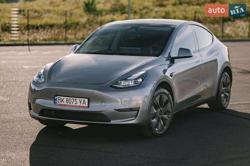 Tesla Model Y 2024