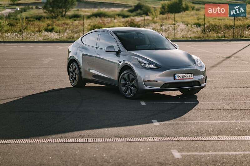 Tesla Model Y 2024