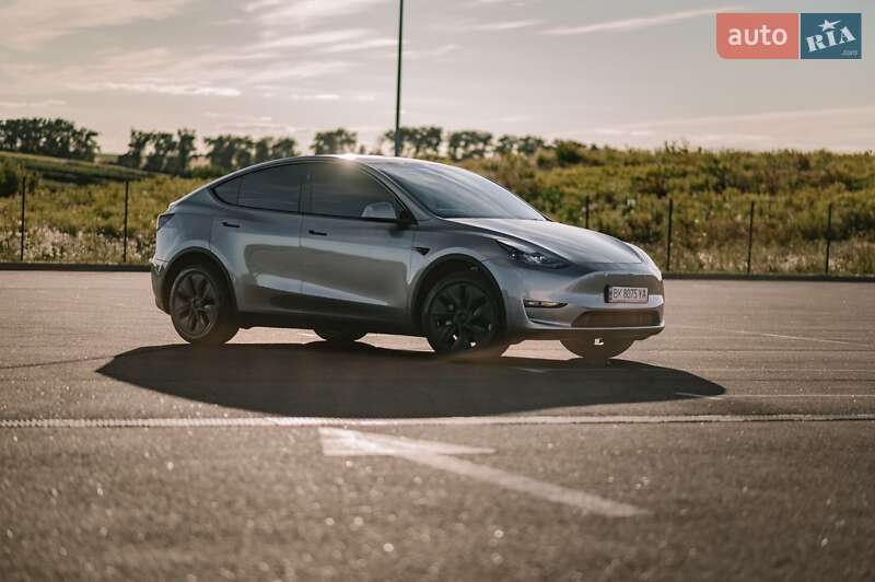Tesla Model Y 2024