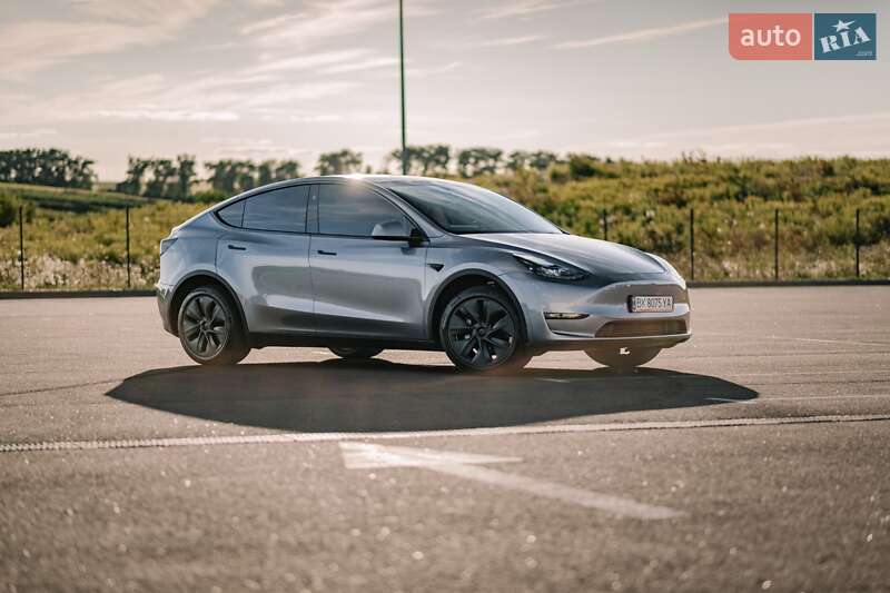 Tesla Model Y 2024