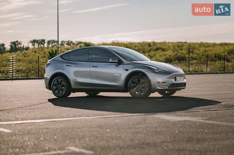 Tesla Model Y 2024