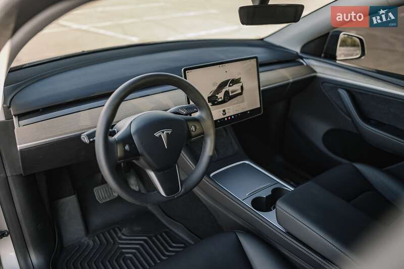 Tesla Model Y 2024