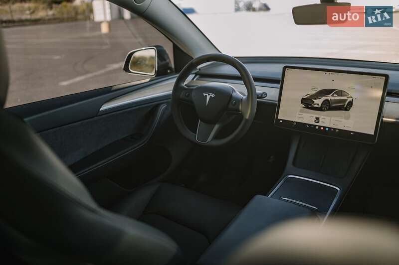 Tesla Model Y 2024
