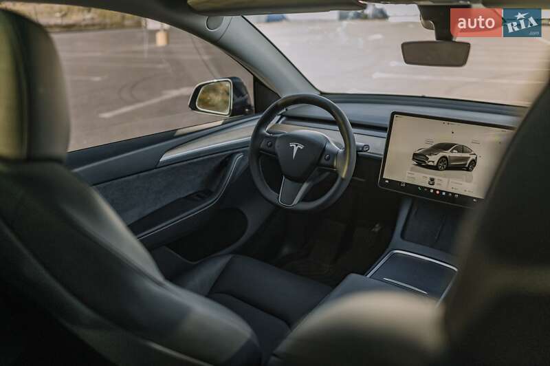 Tesla Model Y 2024