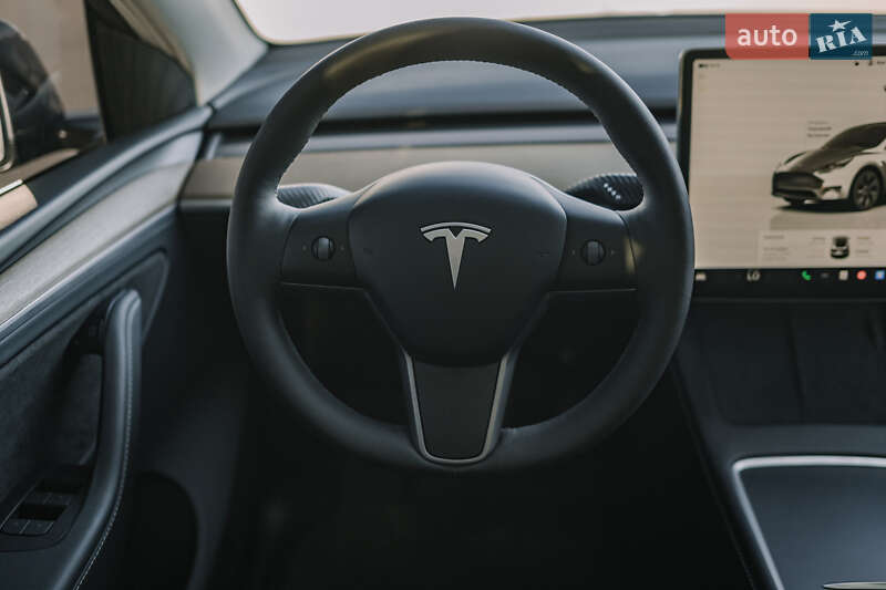 Tesla Model Y 2024