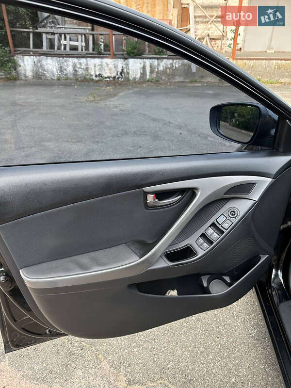 Hyundai Elantra 2012