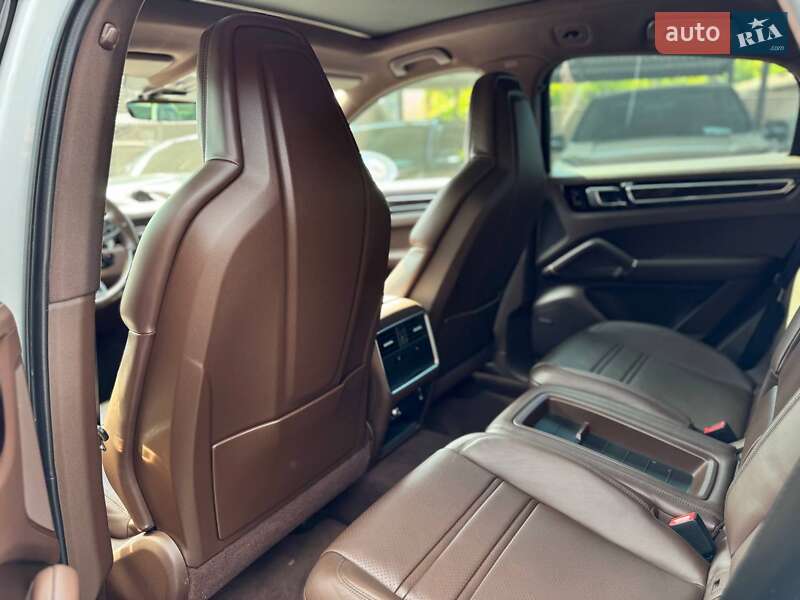 Porsche Cayenne Coupe 2021