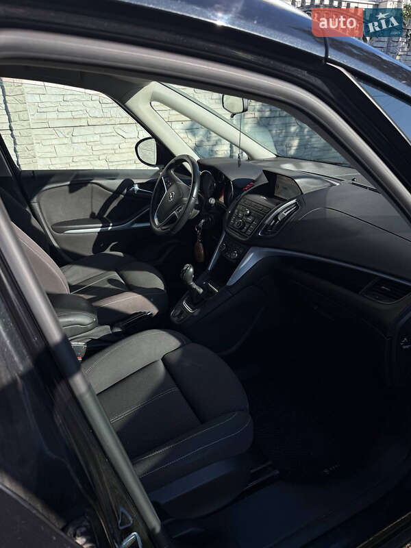 Opel Zafira Tourer 2012