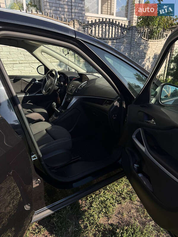 Opel Zafira Tourer 2012