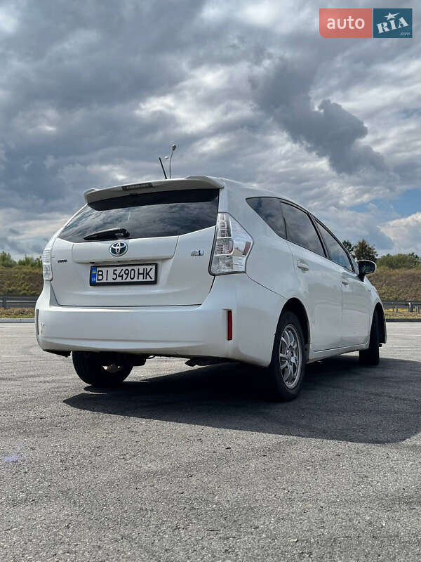 Toyota Prius v 2012