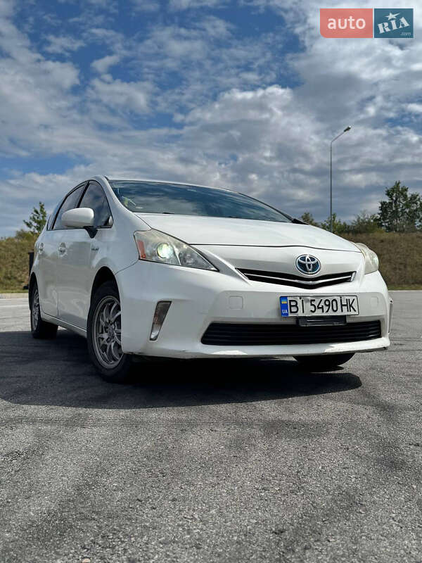 Toyota Prius v 2012