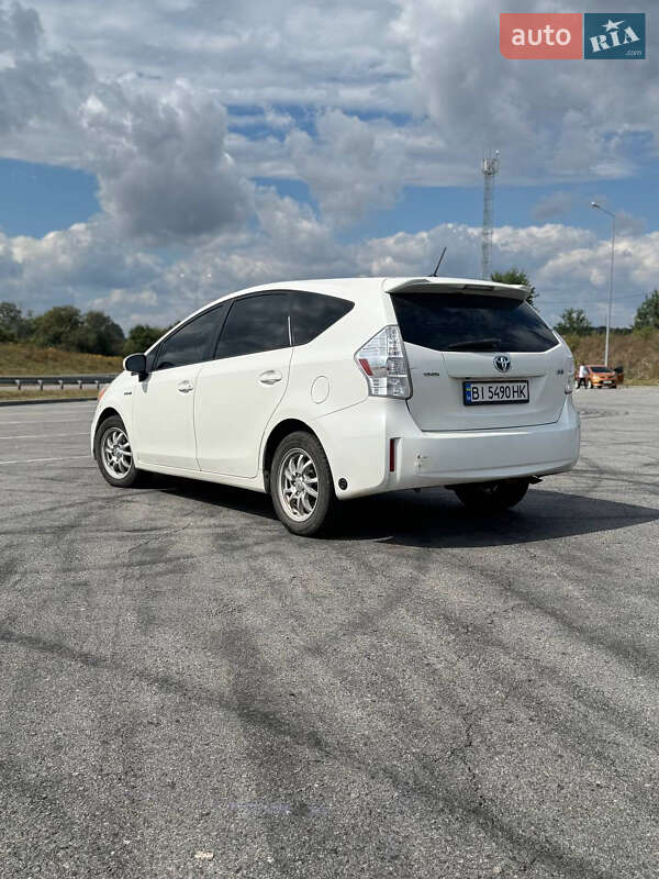 Toyota Prius v 2012