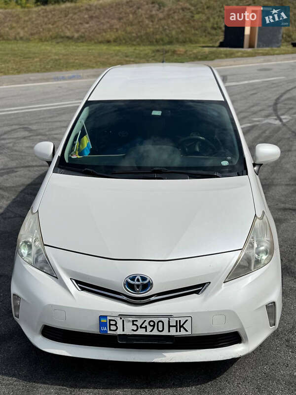 Toyota Prius v 2012