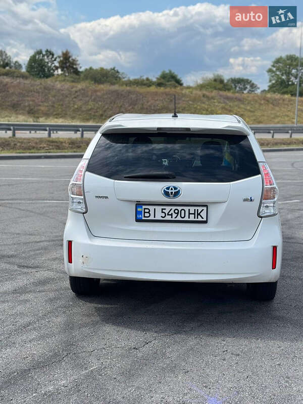 Toyota Prius v 2012