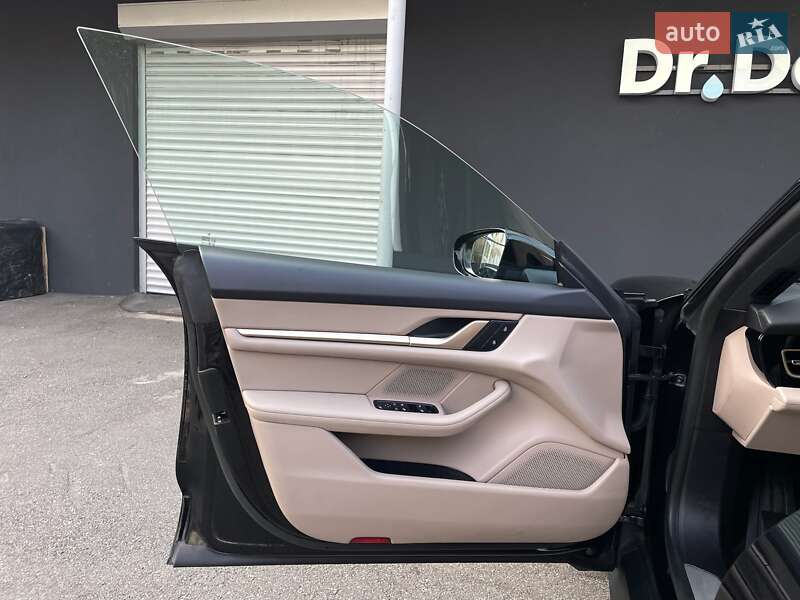 Porsche Taycan Cross Turismo 2023