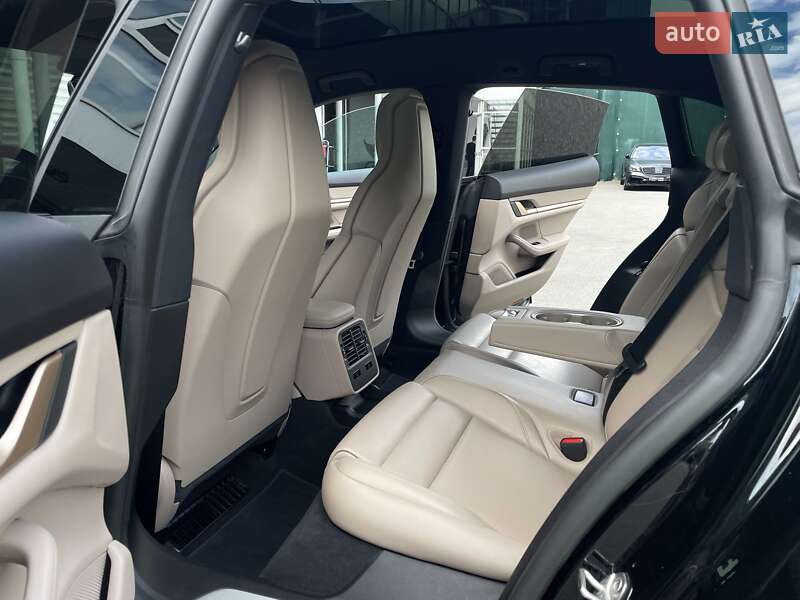 Porsche Taycan Cross Turismo 2023