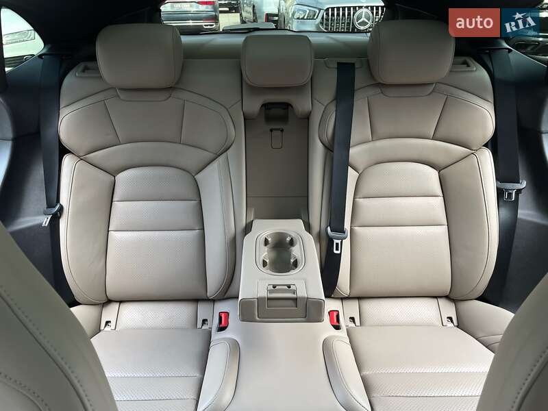 Porsche Taycan Cross Turismo 2023