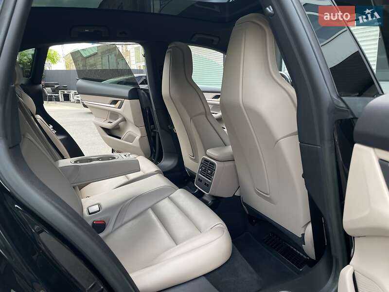 Porsche Taycan Cross Turismo 2023