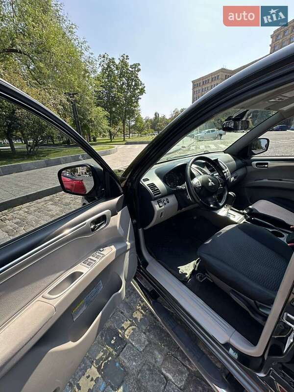 Mitsubishi Pajero Sport 2012