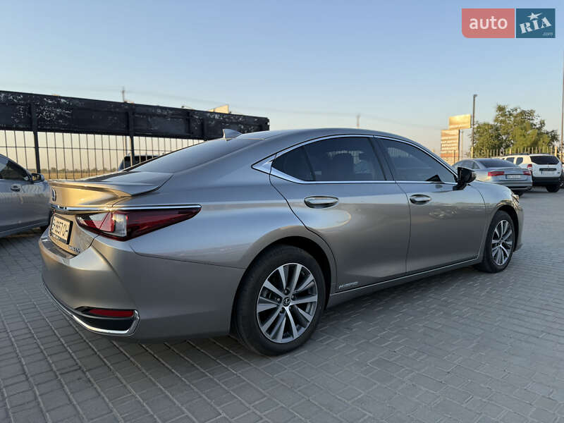 Lexus ES 2020