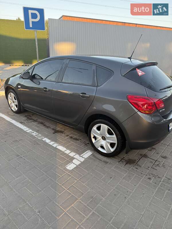 Opel Astra 2012