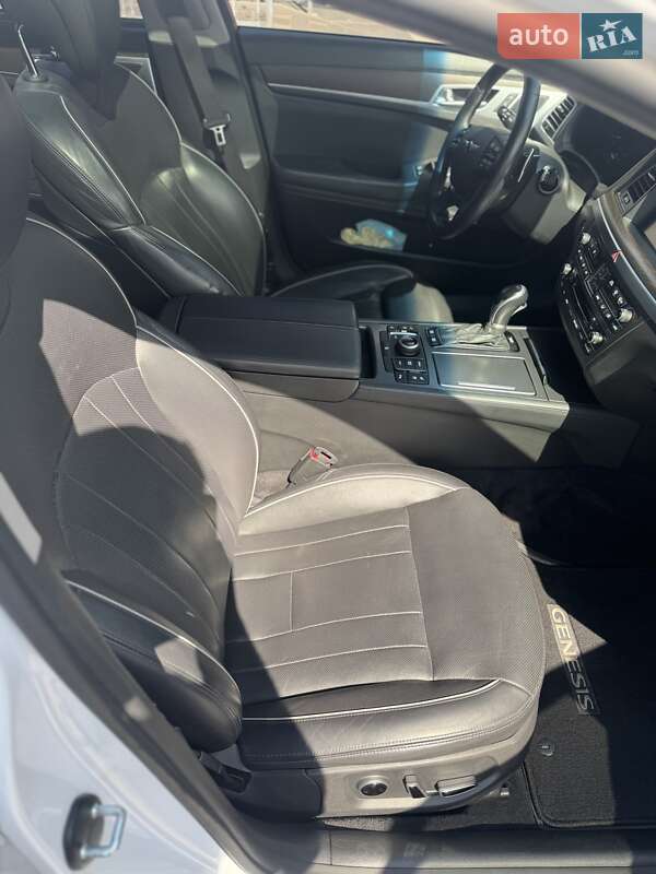 Hyundai Genesis 2015