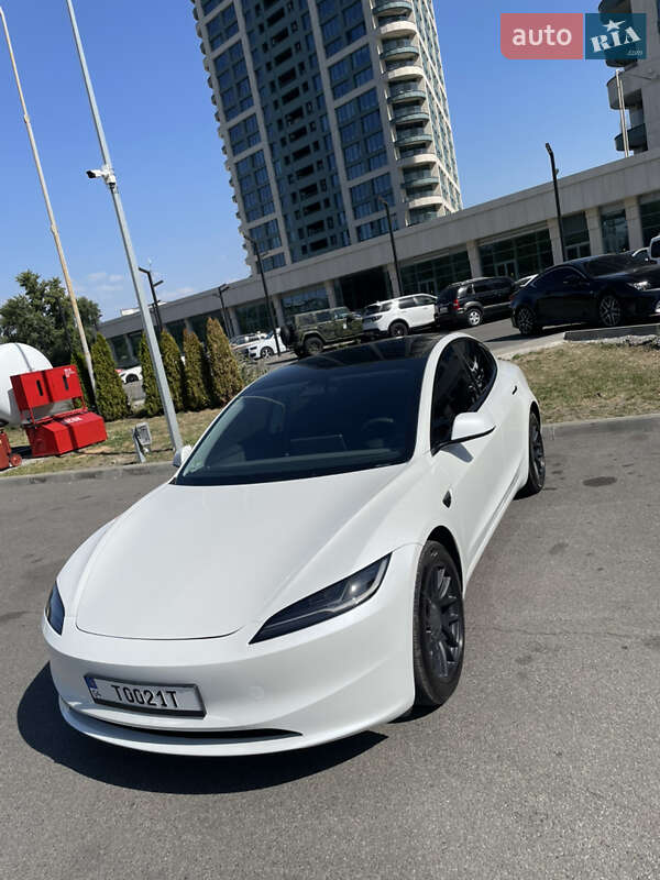 Tesla Model 3 2024