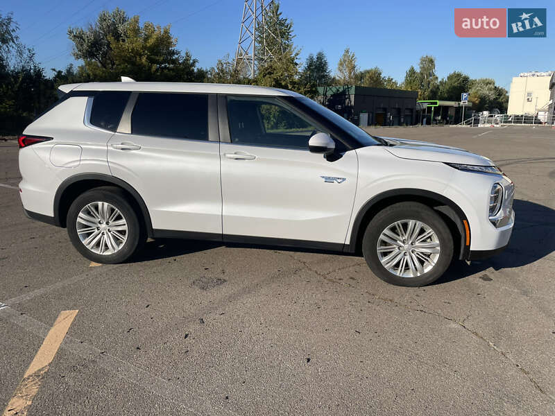 Mitsubishi Outlander 2023