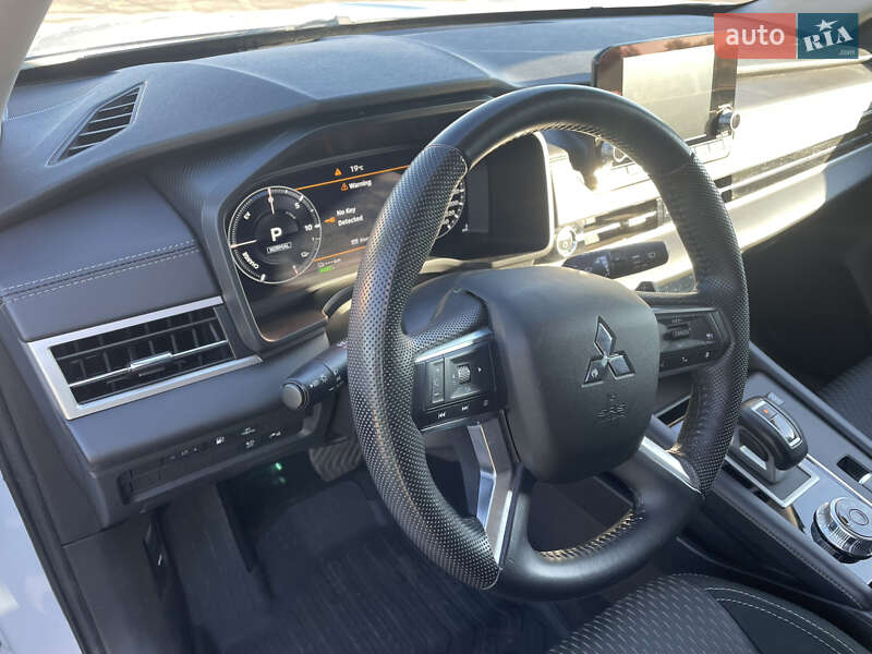 Mitsubishi Outlander 2023