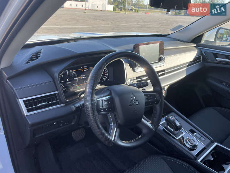 Mitsubishi Outlander 2023