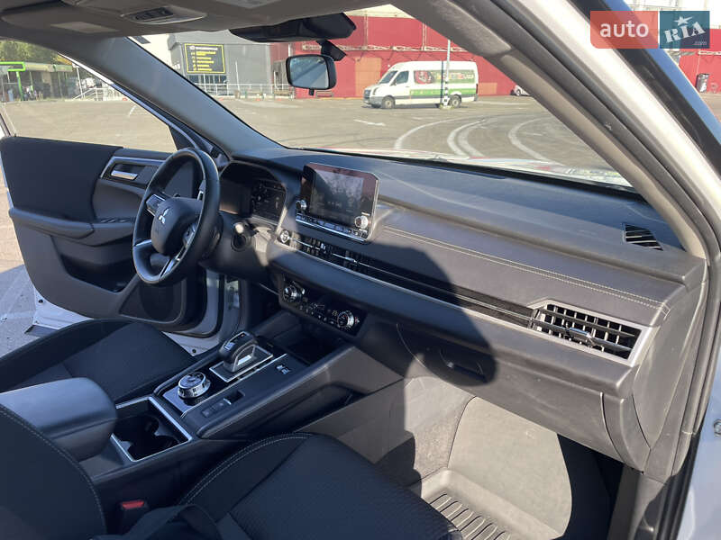 Mitsubishi Outlander 2023