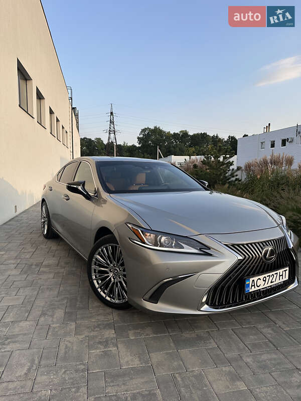 Lexus ES 2021