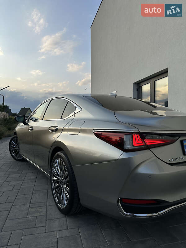 Lexus ES 2021