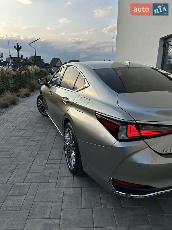Lexus ES 2021