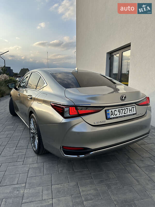 Lexus ES 2021