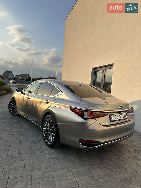 Lexus ES 2021