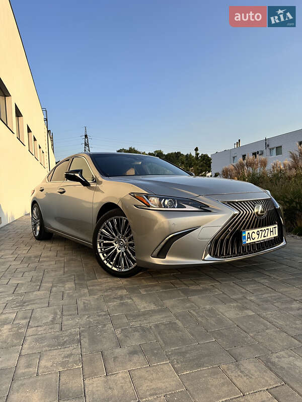 Lexus ES 2021