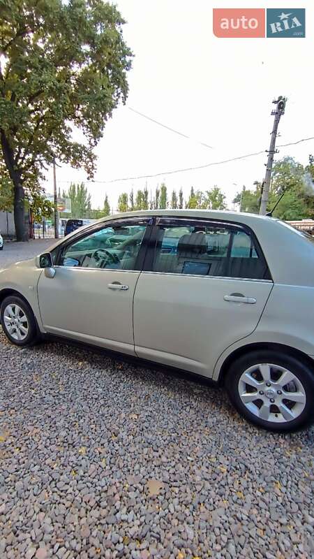 Nissan TIIDA 2008